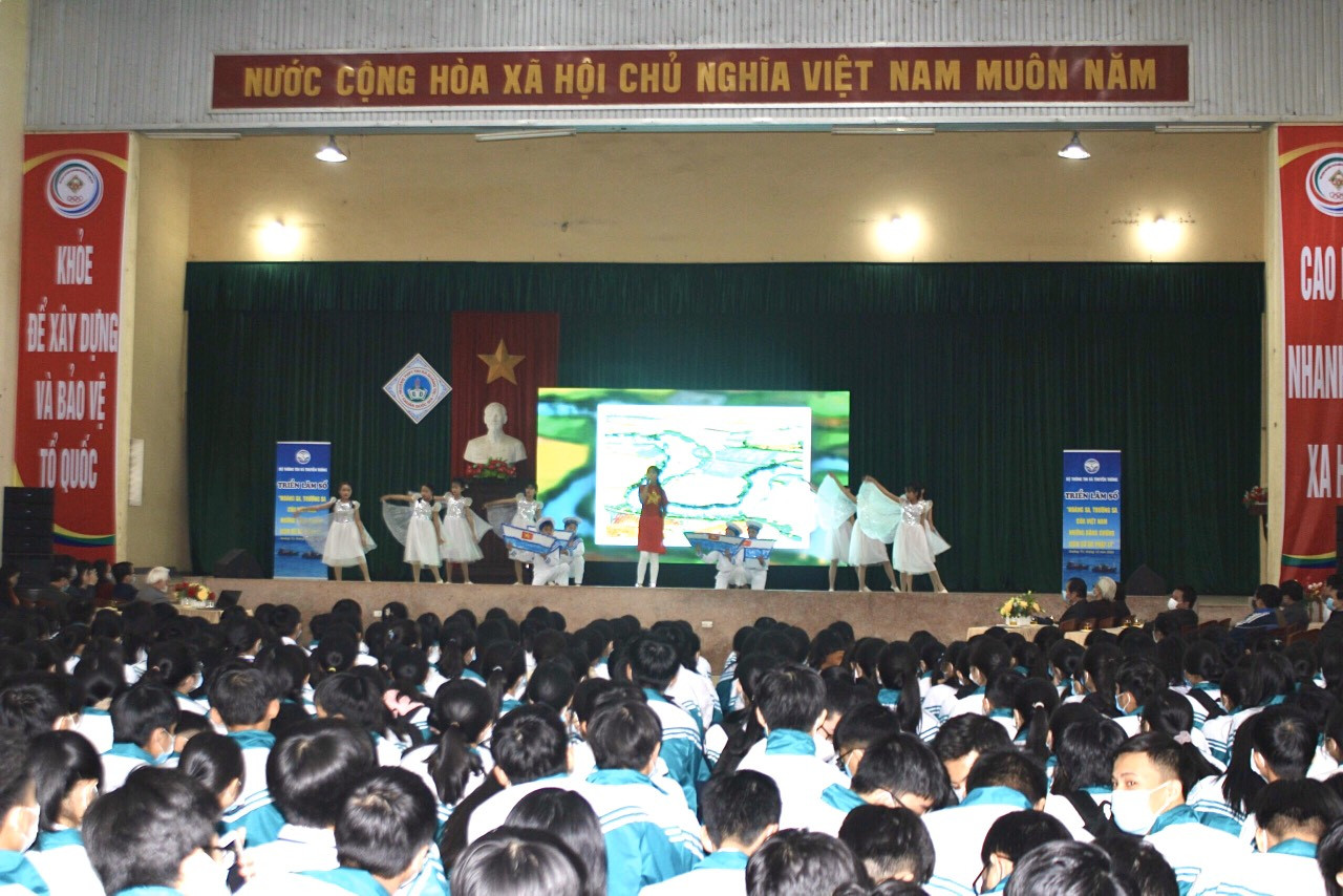 Triển l&atilde;m tại Trường THPT Thị x&atilde; Quảng Trị